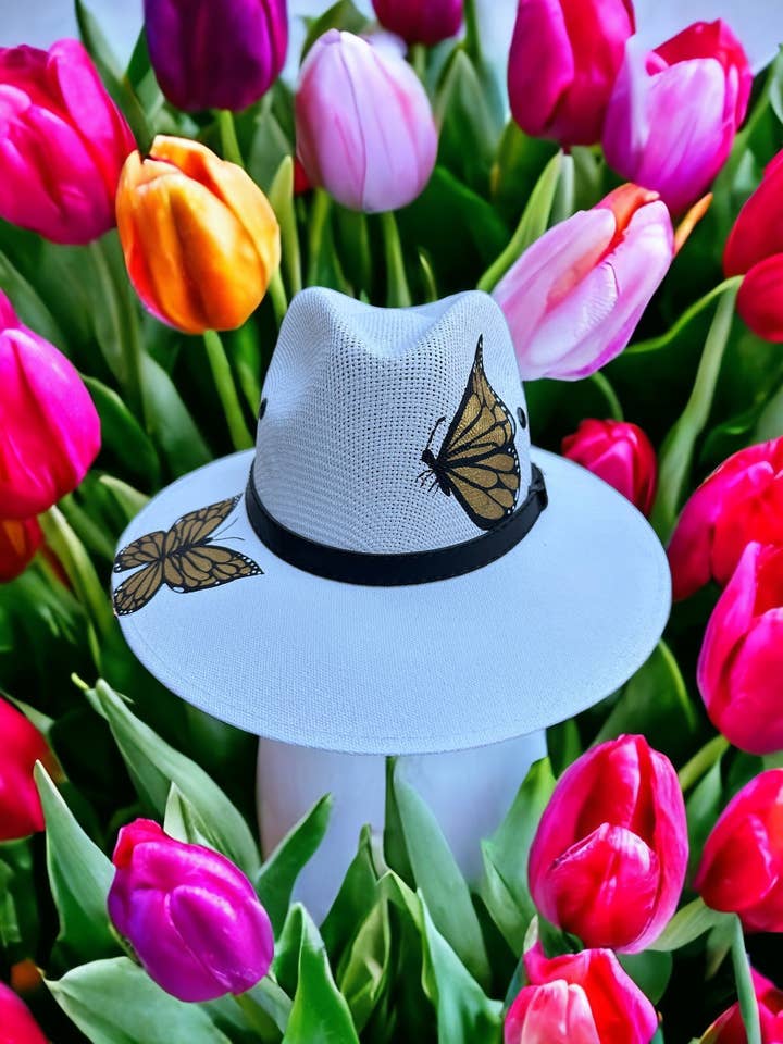 Chapeau en toile de jute peint en forme de papillon doré pour la vente par Bella Soul