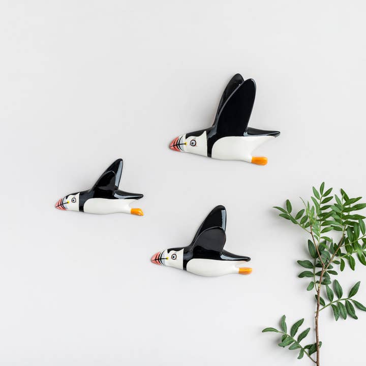 Hannah Turner Ltd – wholesale Dimensionell/3D-väggkonst – Väggmonterad handgjorda keramiska flygande Puffin Trio2