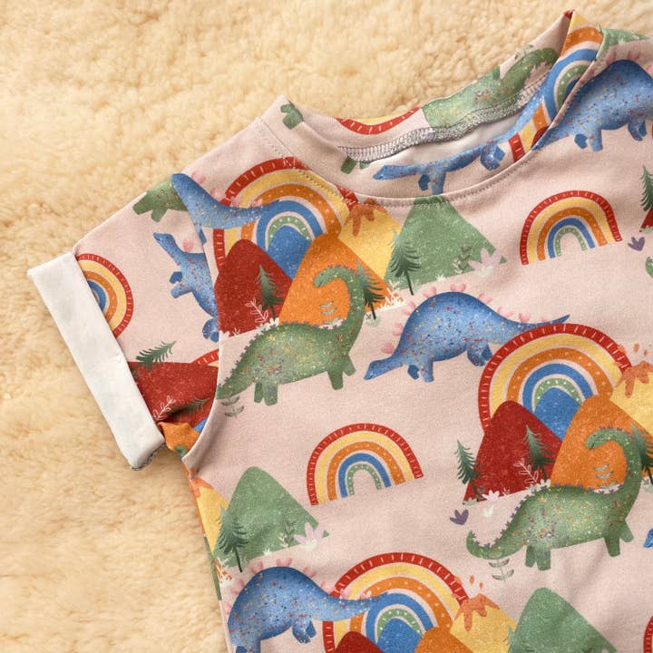 T-shirt Rainbow Roar pour la vente par NoodleDoo Handmade