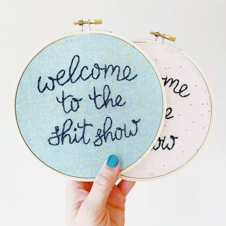 Shit Show Embroidery - Mix di stili selezionato casualmente per la vendita all'ingrosso da parte di Islay's Terrace