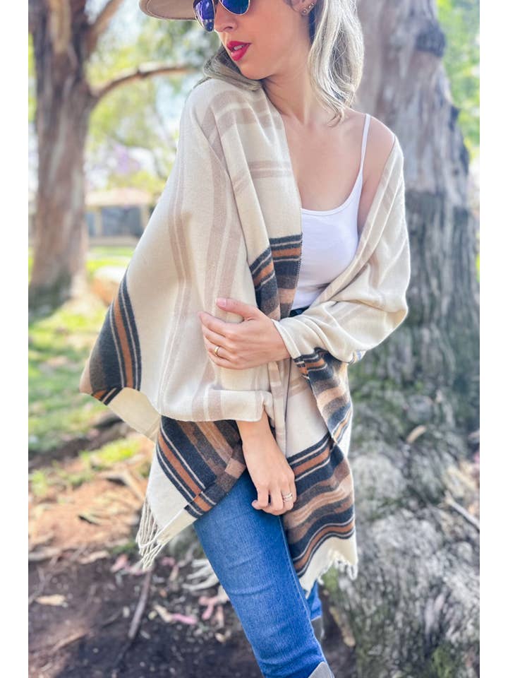 Beige Avorio Comodo cardigan Ruana stampato a righe color avorio beige con nappa in vendita all'ingrosso su Faire