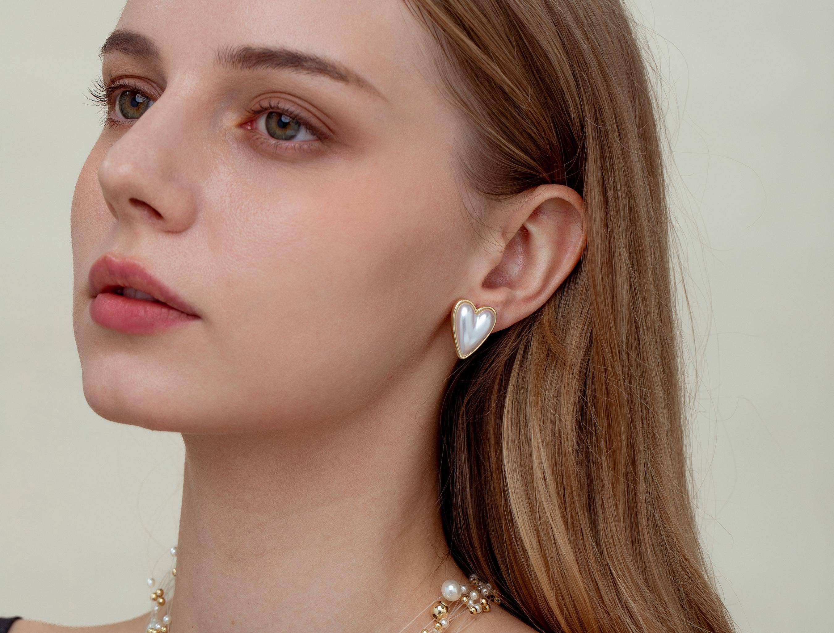 Jewel Pledge - Wholesale Stud/Post Earrings - Pearl Heart Earrings with Gold Charm, Bridal Jewelry ERG3742