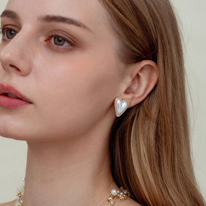 Jewel Pledge - Wholesale Stud/Post Earrings - Pearl Heart Earrings with Gold Charm, Bridal Jewelry ERG3742