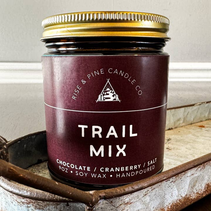 Bougie en cire de soja au mélange montagnard chocolat et canneberge - Pot marron de 9 oz pour la vente par Rise and Pine Candle Co.