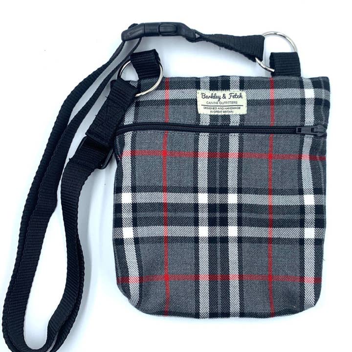 Sac de promenade et de friandises pour chien en tartan gris et blanc pour la vente par Barkley and Fetch