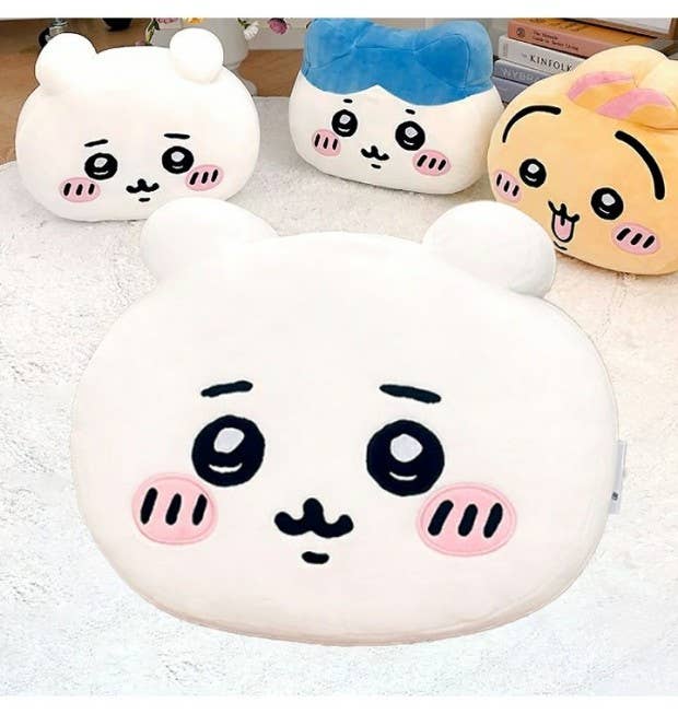 K-Wonderland - Wholesale Decoratieve autospiegelhanger - Unisex - Chiikawa pluche nekkussen - decoratie-, kantoor-, autokussen1