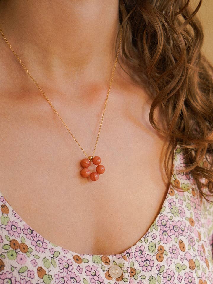 Petal - Collier doré avec pendentif pour la vente par SAN SAN