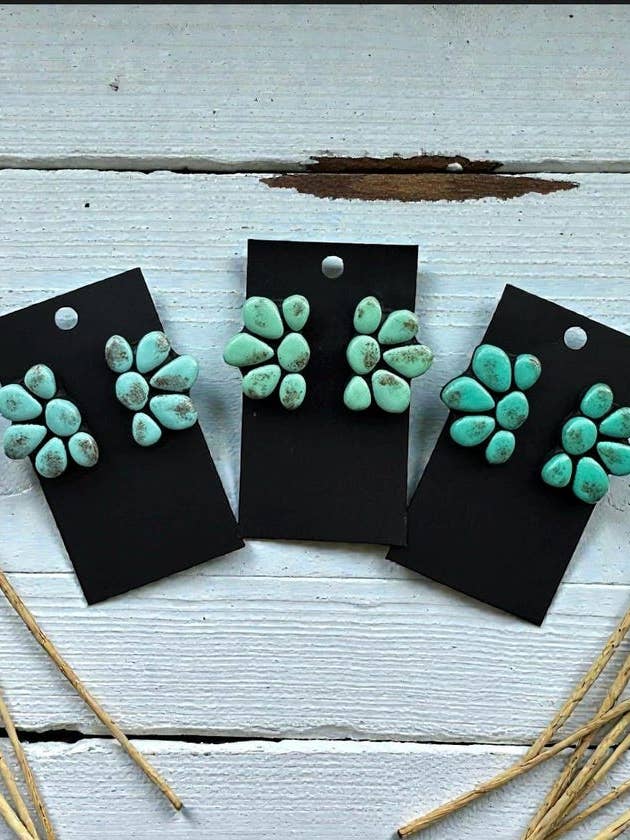 Boucles d'oreilles clous demi-grappe en FAUX turquoise, boucles d'oreilles en ARGILE légères, boucles d'oreilles western, bijoux en turquoise pour la vente par Shop B.A Wear