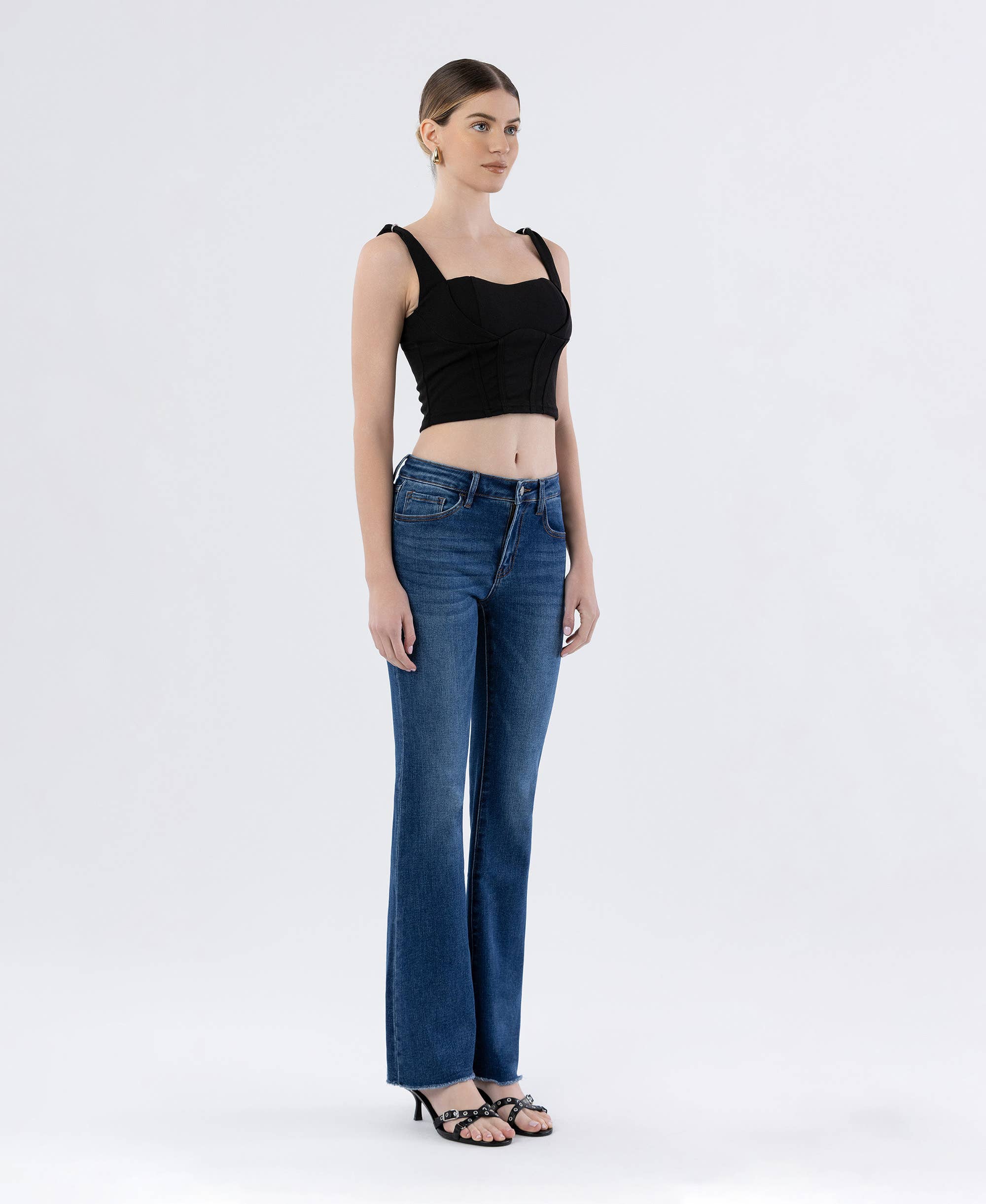 BEDEUTSAM MID RISE RAW HEM DARK WASH BOOTCUT JEANS LV1193 für den Großhandel auf Faire4