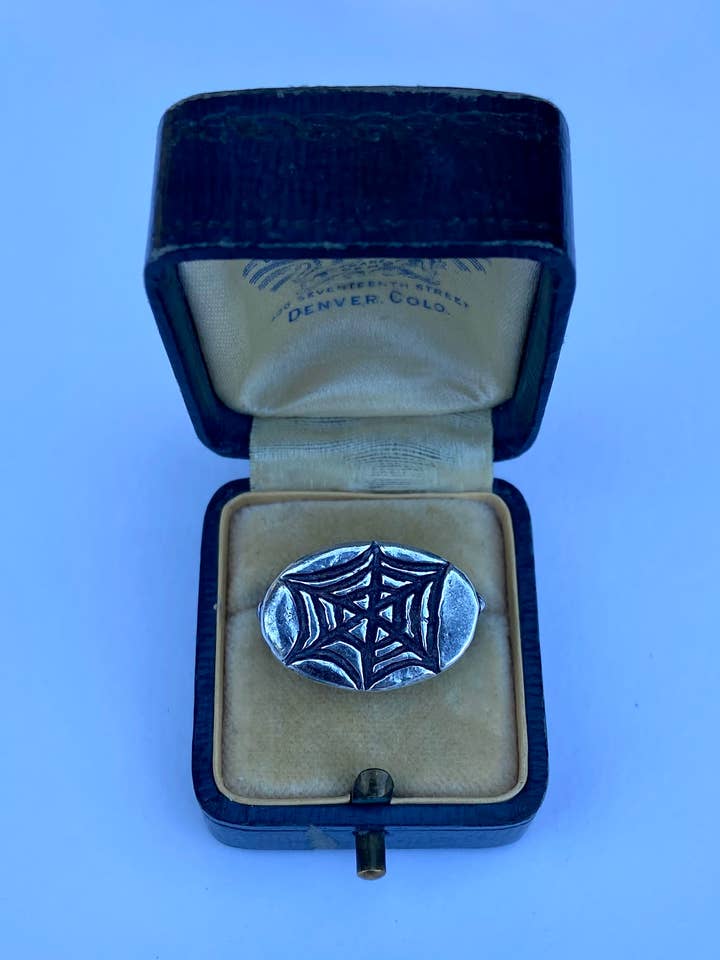 Bague Spiderweb en argent pour la vente par Serpentine