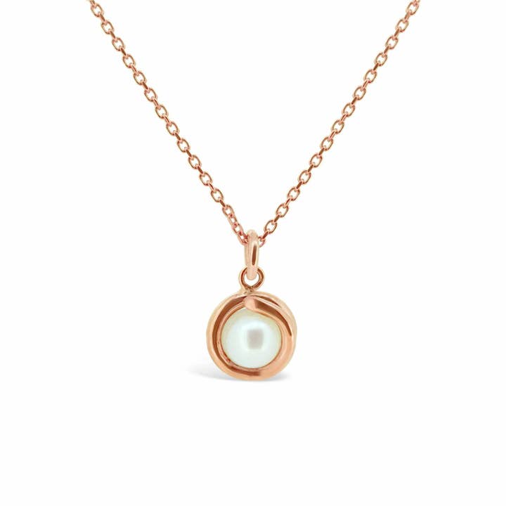 Collana delicata in oro rosa con perle bianche per la vendita all'ingrosso da parte di Maree London