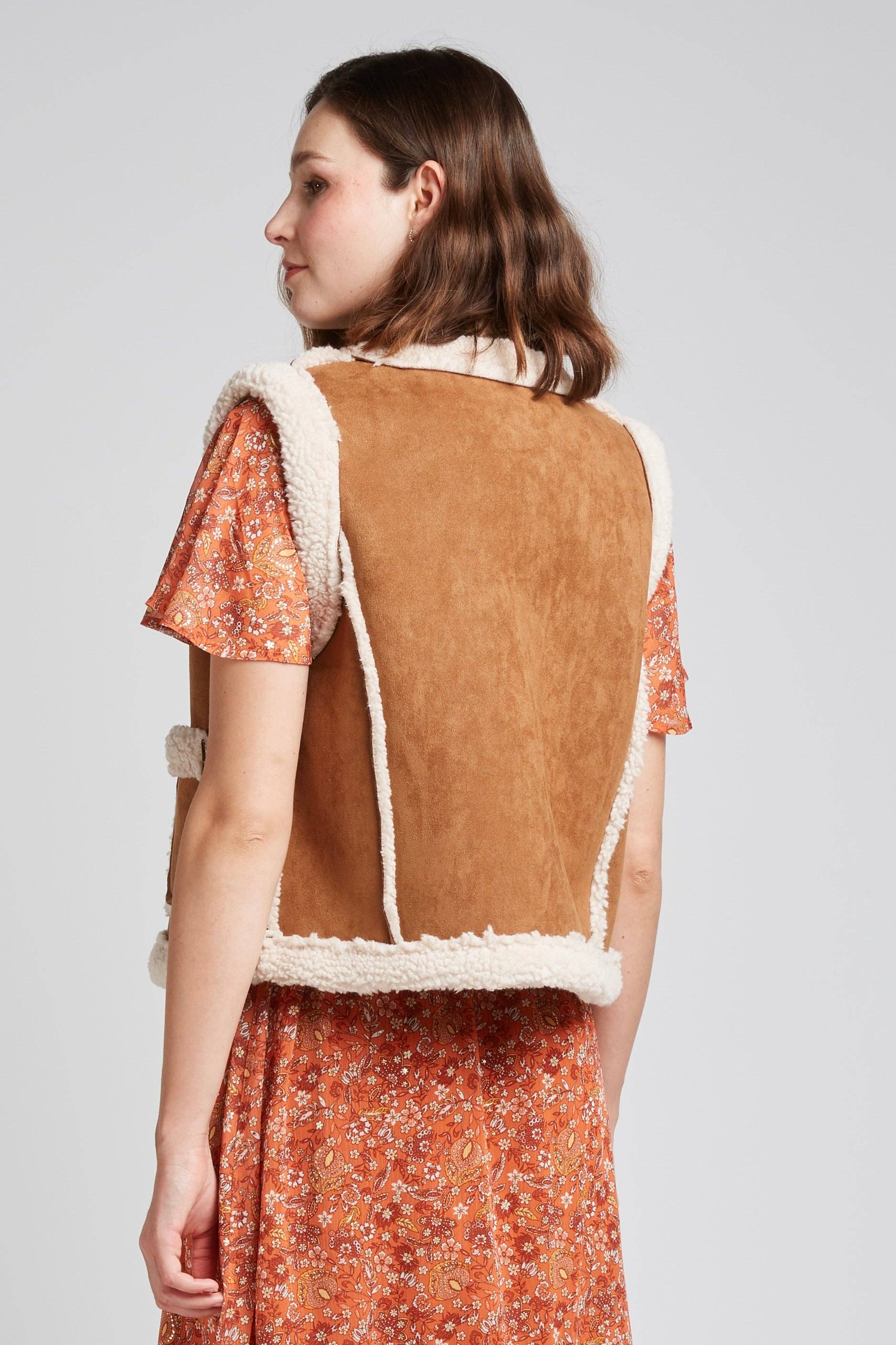 KAMEL VALMOND - Chic ärmlös jacka i suedine och moumoutte för wholesale på Faire7