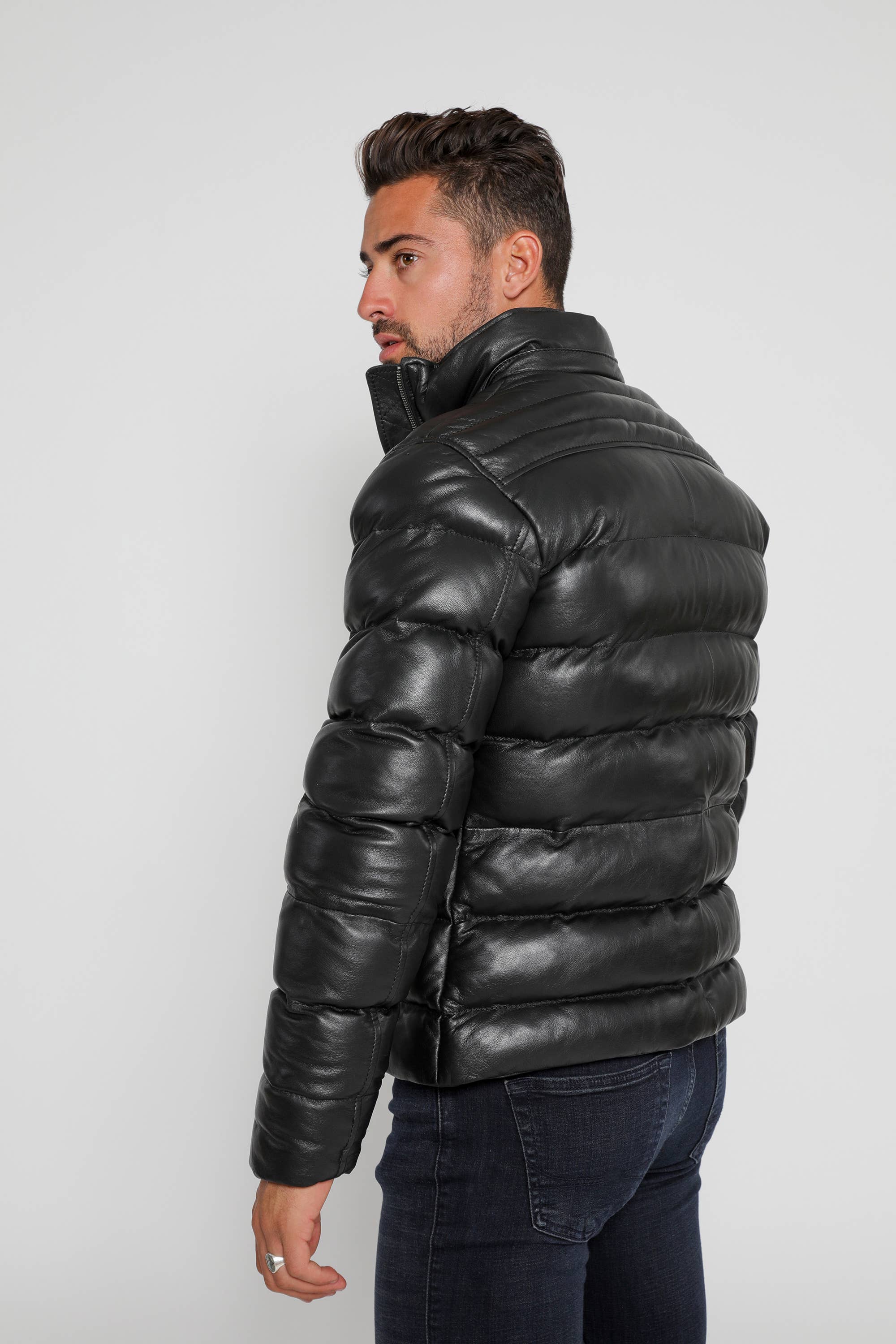 Negro Chaqueta acolchada de cuero negro para hombre con forro de piel y relleno artificial de venta al por mayor en Faire2
