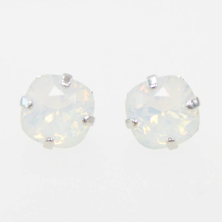 Clous d'oreilles carrés en opale blanche, taille coussin | Katora pour la vente par katora jewelry