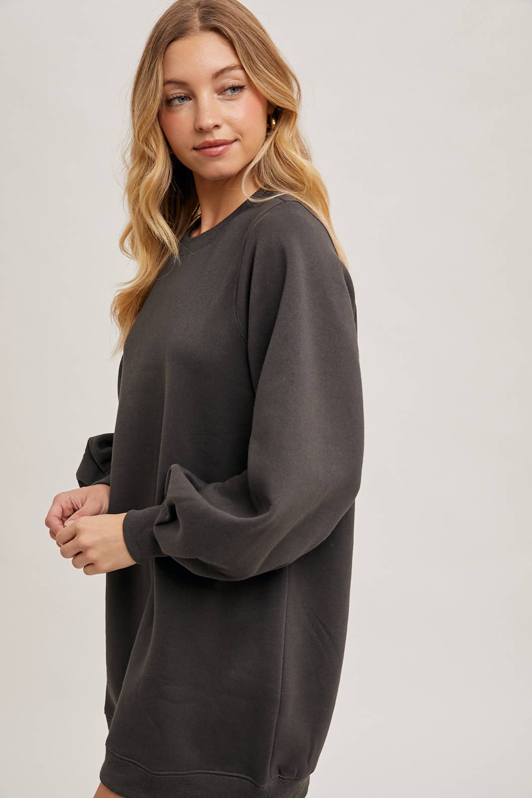 Bluivy – Großhandel Kleid – Damen – Sweatshirt-Kleid mit oversized Bubble-Ärmeln3