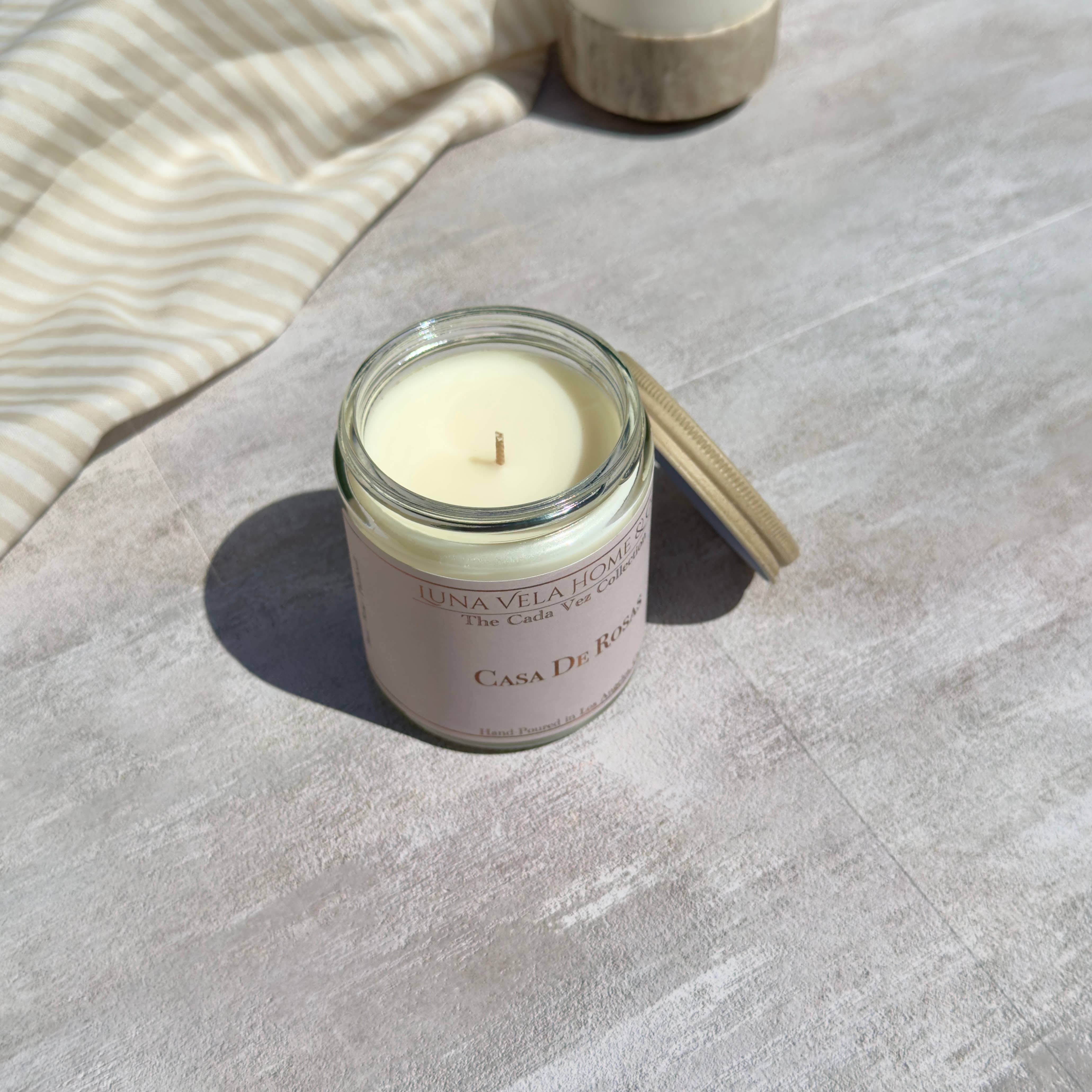 Luna Vela Home & Co. – wholesale Burkljus – Casa De Rosas 7oz. Klar Glas Sojavaxljus1