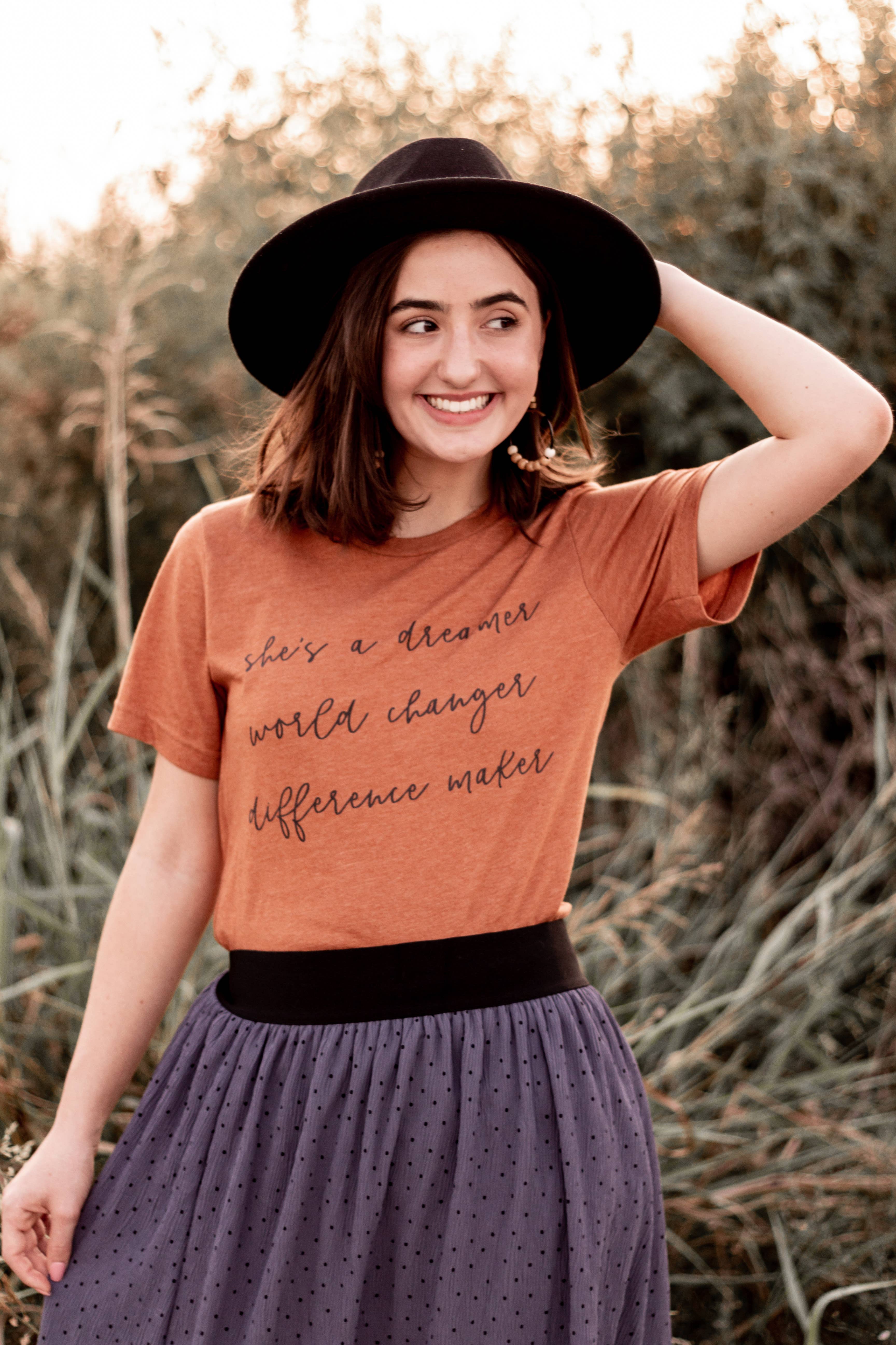 Crowned Free – Großhandel T-Shirt mit Siebdruck – Damen – Sie ist ein Dreamer-Tee5