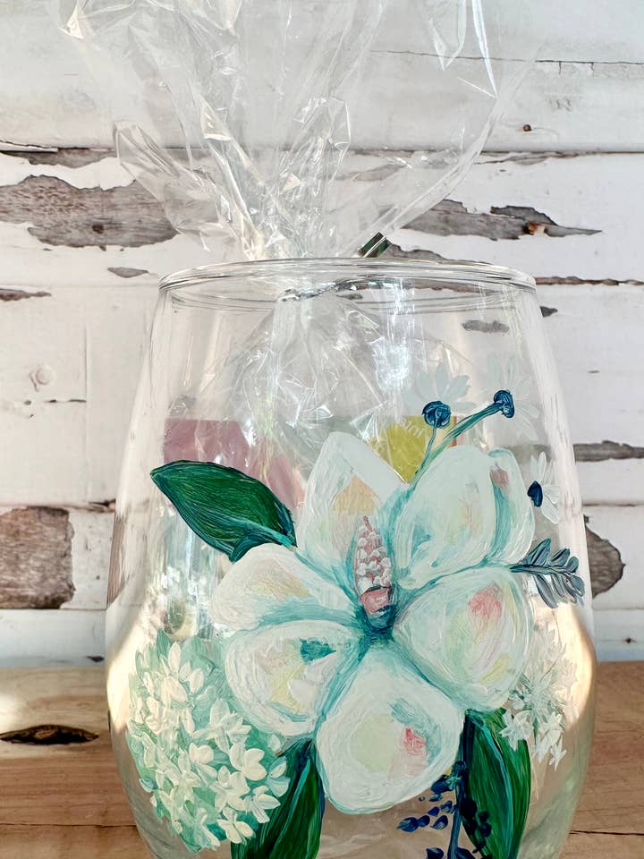Calice da vino senza gambo 600 ml dipinto a mano con magnolia e ortensia per la vendita all'ingrosso da parte di Paula Freeman Art
