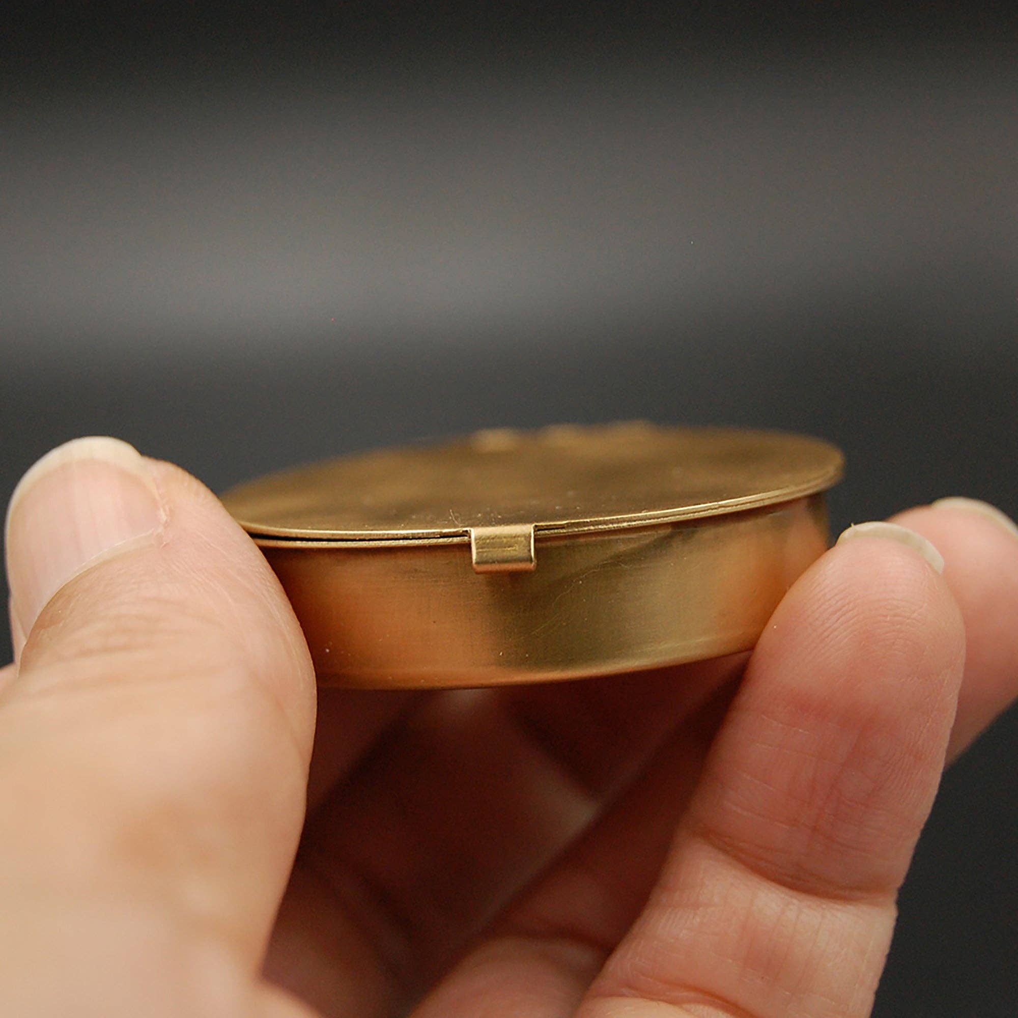 Metal Cloth & Wood - Vendita all'ingrosso Scatole decorative - Scatola per pillole o ciondoli in ottone rotonda piccola e semplice da 1,6" — Perfetta piccola e discreta scatolina per pillole per borsa o tasca!1