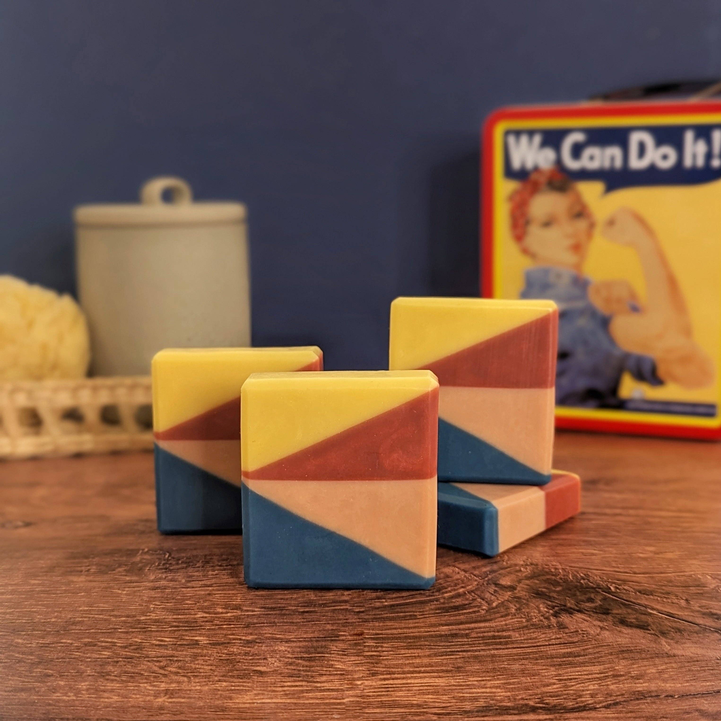 Mainland Vintage - Vente Pains de savon - Rosie - Savon jaune, rouge et bleu au miel2