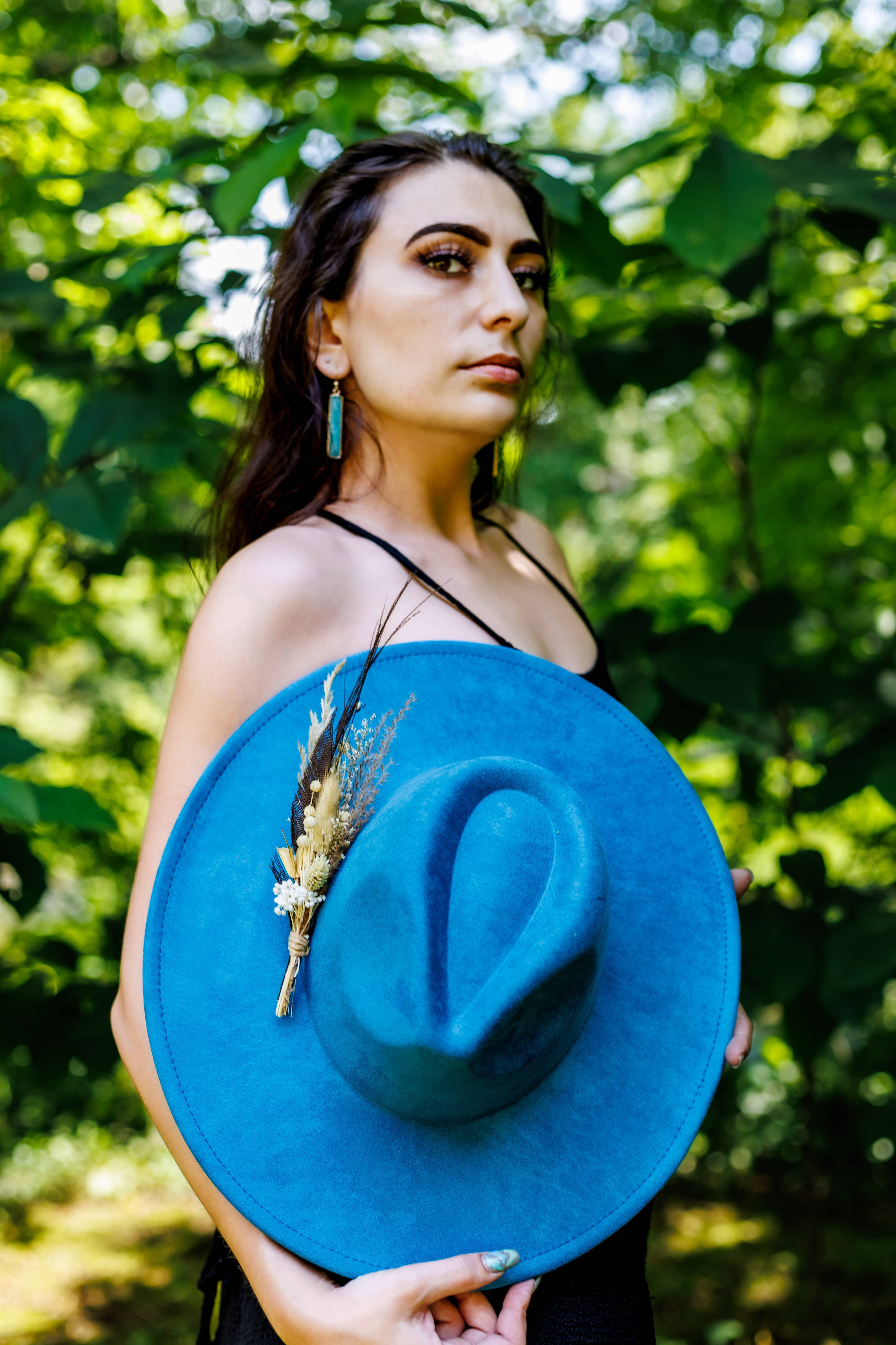 BrimBuds - Vente Accessoire pour chapeau – femme - Ensemble de 4 épingles de chapeau florales et plumes - tons neutres et terreux2