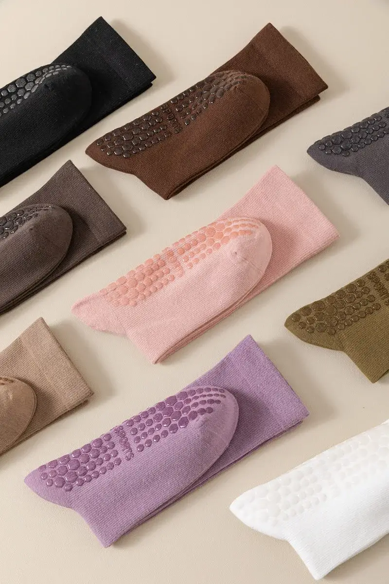 Mescola 9 colori Calze antiscivolo per yoga e pilates in vendita all'ingrosso su Faire1