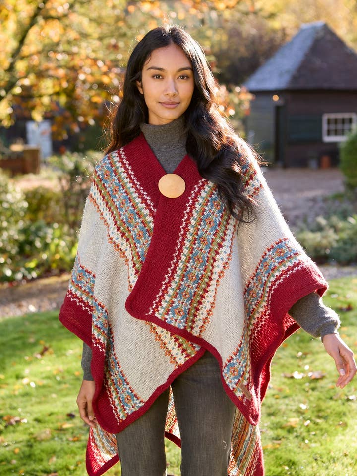 Poncho avvolgente in lana Fair Isle da donna Iona bordeaux per la vendita all'ingrosso da parte di Pachamama Ltd