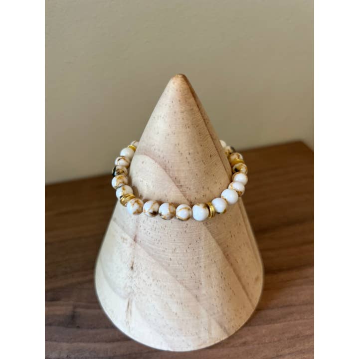 The Harmony • Bracelet en perles dorées et turquoises blanches pour la vente par Kelsey O’Brien Designs