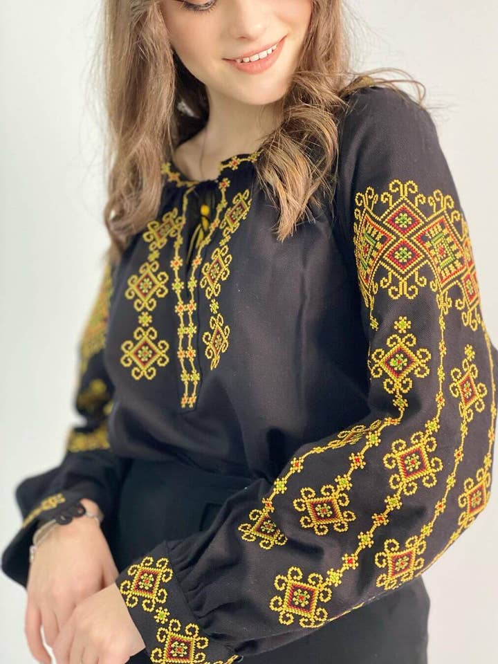 Blusa da donna ricamata in velluto dorato per la vendita all'ingrosso da parte di Folkmoda