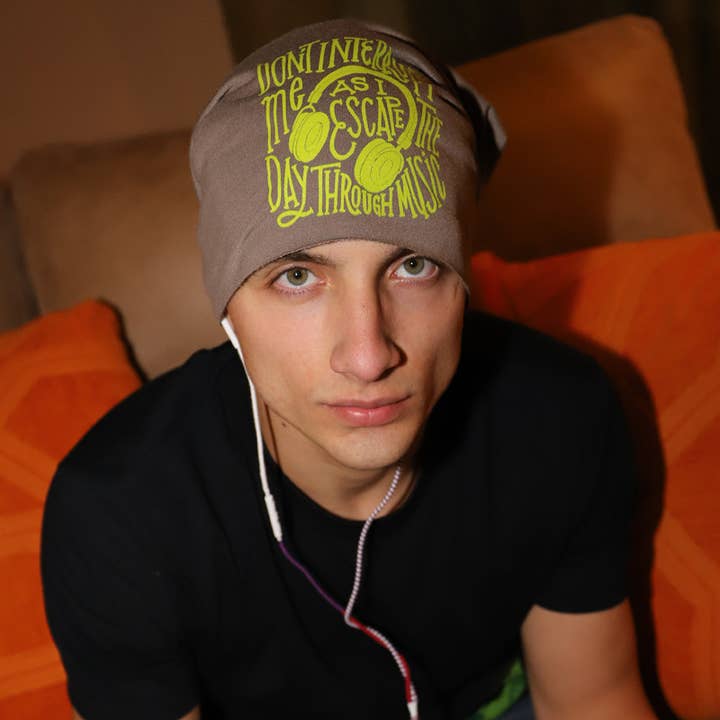 448H Beanie Hats in Dove Grey - Fuggi dalla giornata con la musica per la vendita all'ingrosso da parte di Purple Sardine