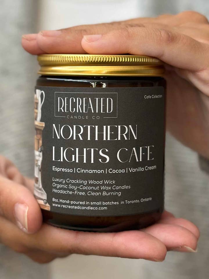 Candela da 8oz del Caffè Northern Lights per la vendita all'ingrosso da parte di Recreated Candle Co.
