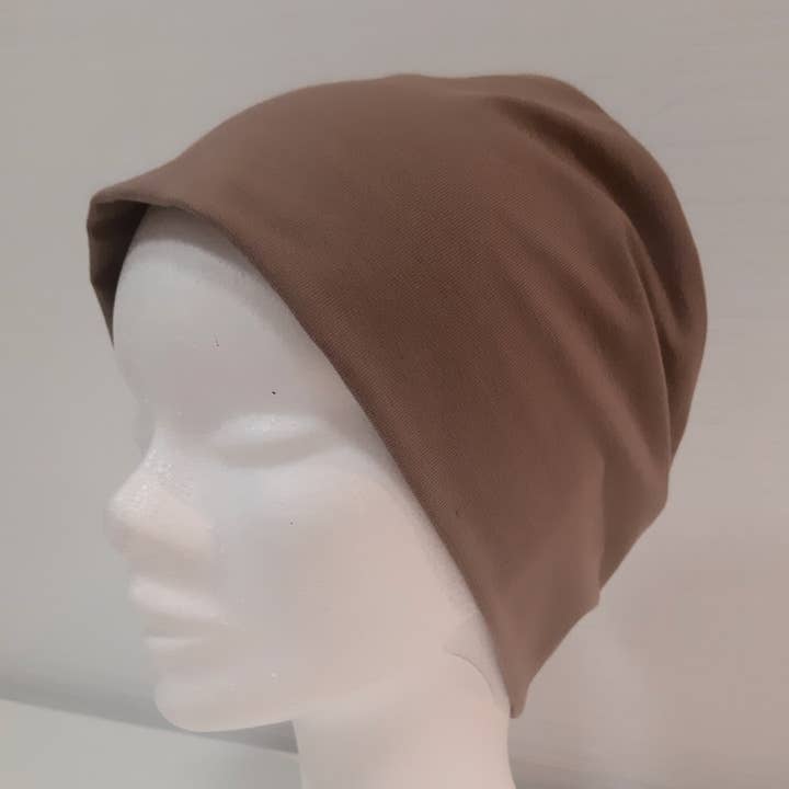 Uni taupe chemo simple hat for wholesale by Perles et Dentelles
