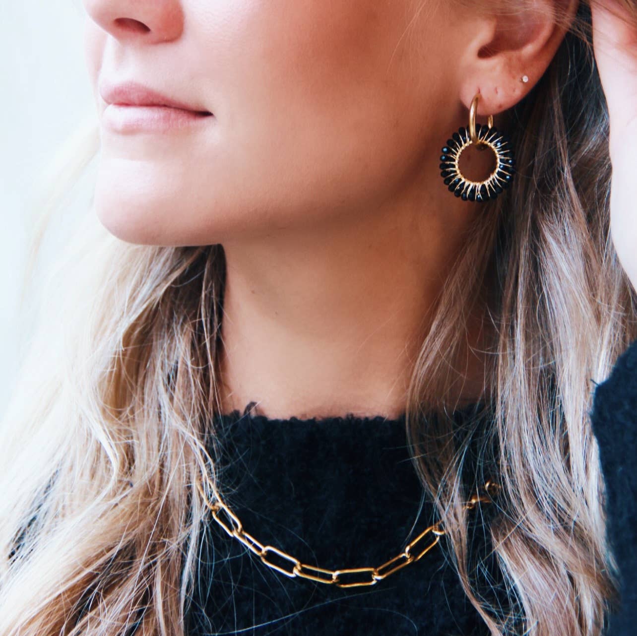 Bazou – Engroshandel Hængeøreringe og creoløreringe – Ørering i rustfrit stål med rundt facetvedhæng - sort/guld2