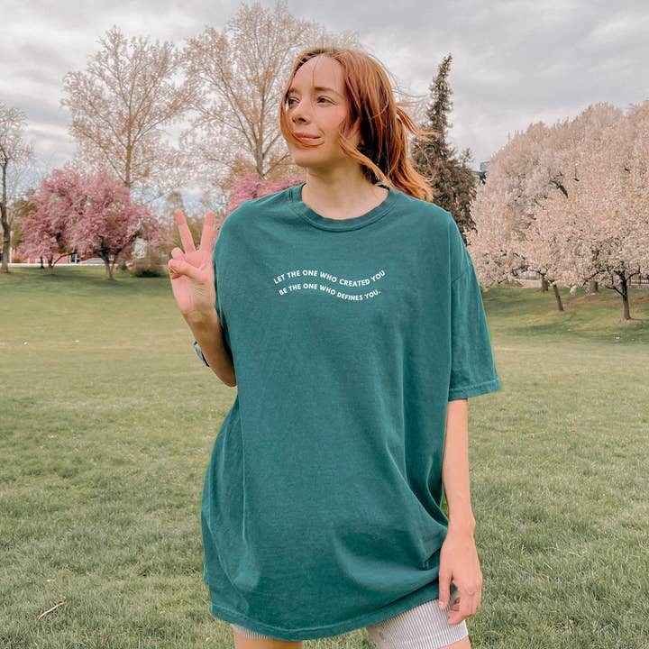 LASS DEN, DER DICH GESCHAFFEN HAT, DERJENIGE SEIN, DER DEIN UNISEX-T-SHIRT DEFINIERT für den Großhandel von Dwell Apparel