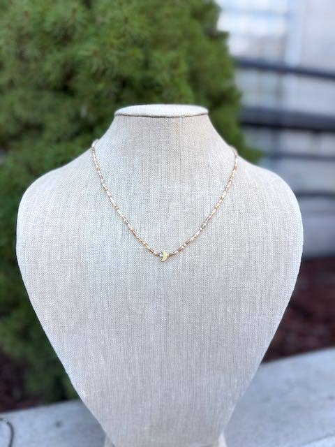 Collier extensible en perles de rocaille crème et beige Boho Neutrals avec pendentif croissant de lune doré pour la vente par Lady Bird Market