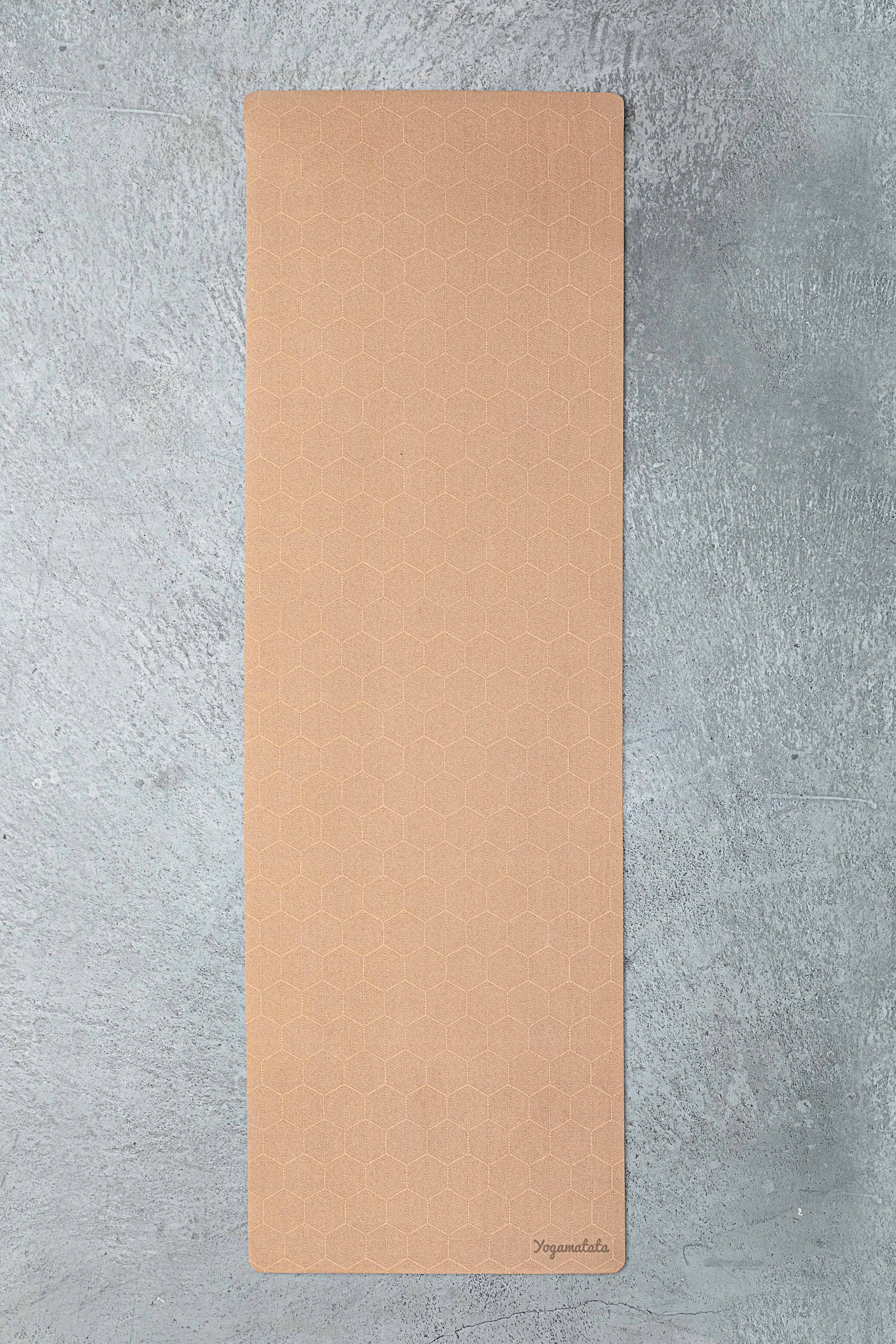 Yogamatata - Venta al por mayor Esterillas de yoga - Esterilla de yoga Comfort “Hive” de caucho y corcho con diseño art déco de panal3