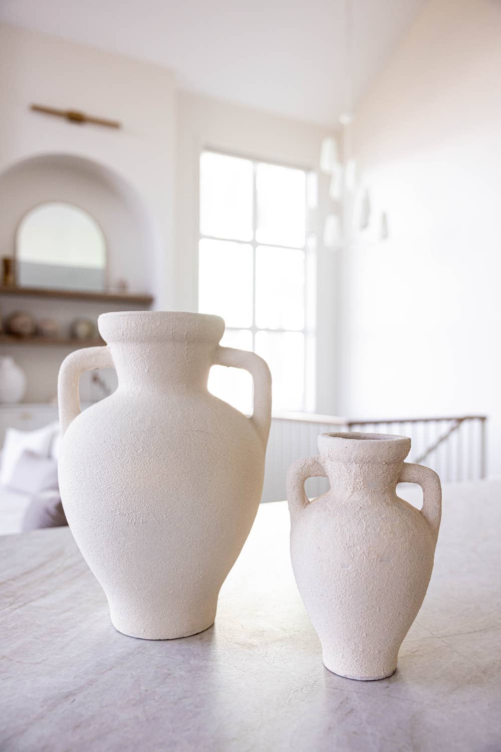 Luxe B Co - Vente Vases - Grand vase urne crème Lesbos avec anses