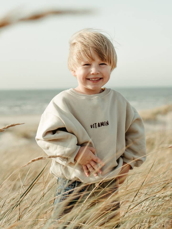 Moletom oversized macio e grosso em cor aveia com bordado Vitamin por atacado de millawkids