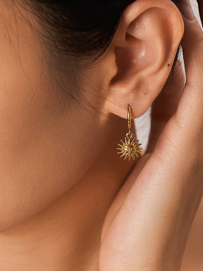 Or jaune Boucles d’oreilles créoles soleil en or 18 carats résistantes au ternissement en vente sur Faire1