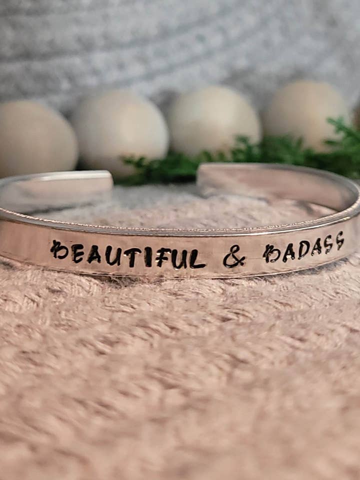 Manchette en aluminium magnifique et résistante estampée à la main pour la vente par Jangles by Jan