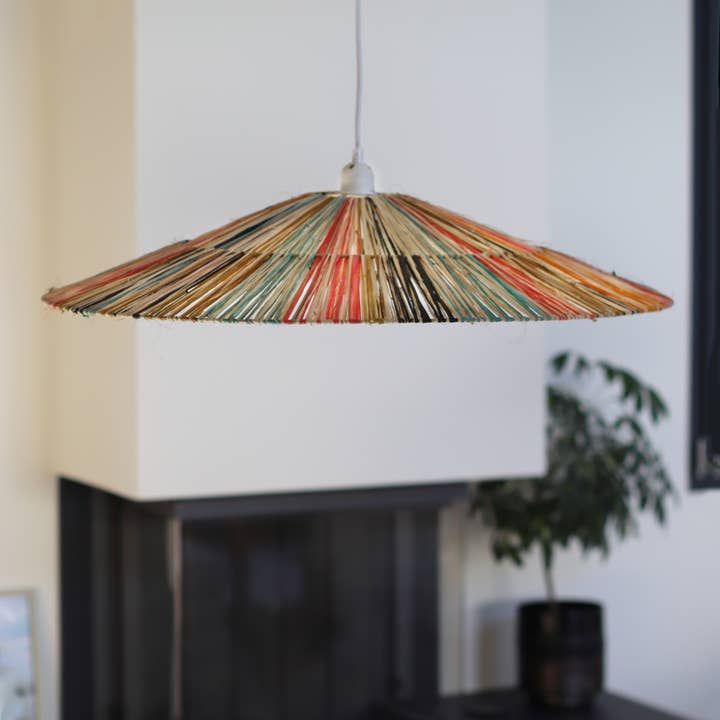 Now's Home – Engroshandel Lysekrone/pendellampe – Håndlavet farvet naturraffia loftslampe D70 x H12 cm JOLO1