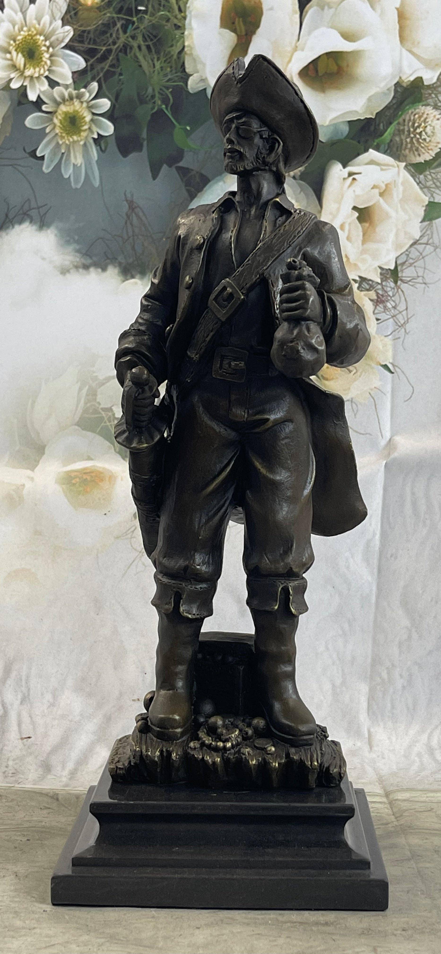 Bronzhaus - Vente Sculpture - Statue de pirate avec coffre au trésor et épée en bronze signée d'origine 35,6 x 12,7 cm2