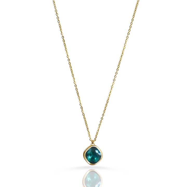 DESIREE EMERALD BIRTHSTONE PENDANT NECKLACE - MAY för wholesale av MAI DESIREE