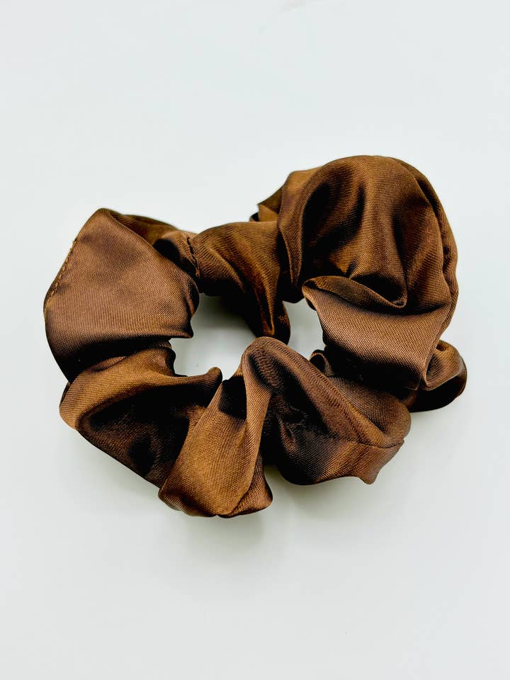 Chokolade charmeuse hårelastikker for engroshandel hos Bella Blu Designs