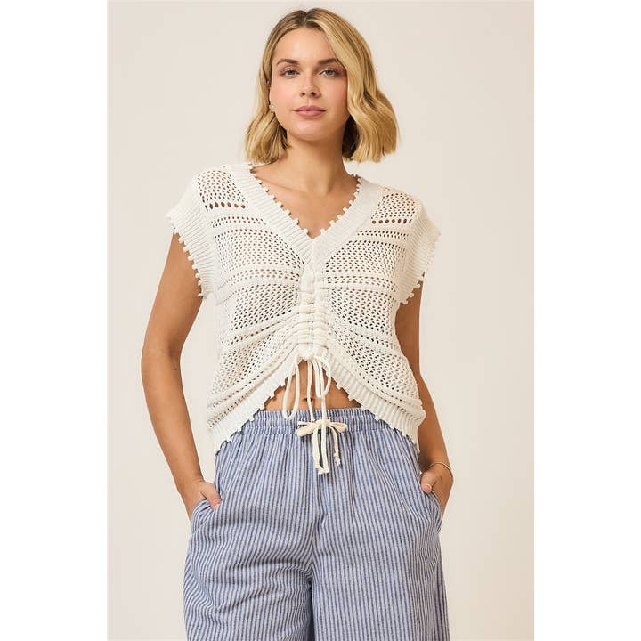 Haut à manches courtes avec encolure en V froncée au centre et tricot ouvert pour la vente par Cozy Casual, Inc.