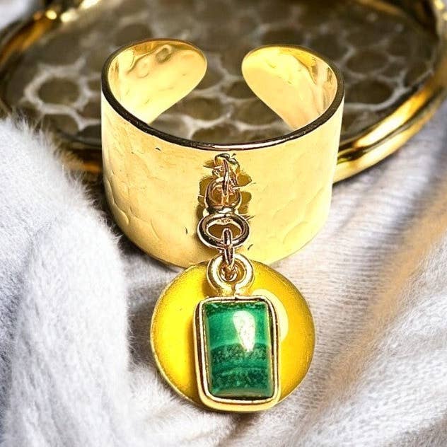 Ring "MARGAUX" förgylld med malakitsten och emaljerad paljett för wholesale av TOURMALYN