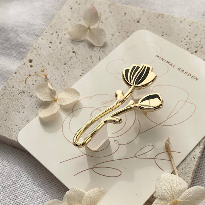 Spilla Peony Enamel (nera) per la vendita all'ingrosso da parte di sol&mar art co.