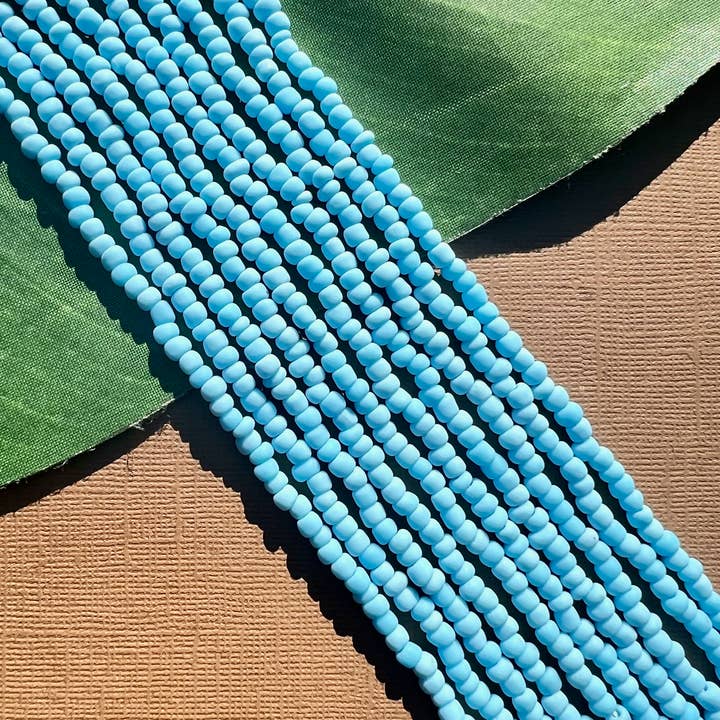 Indonesisches Glas, lange Strähnen, hellblau, 5 Stränge für den Großhandel von Bead Goes On