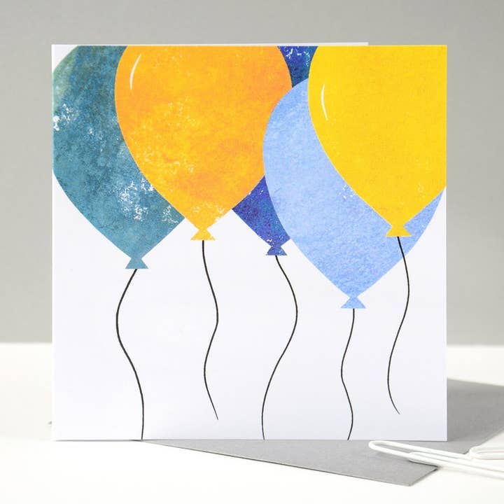 Carte ballons moutarde et bleu pour la vente par Fiona Clabon Illustration