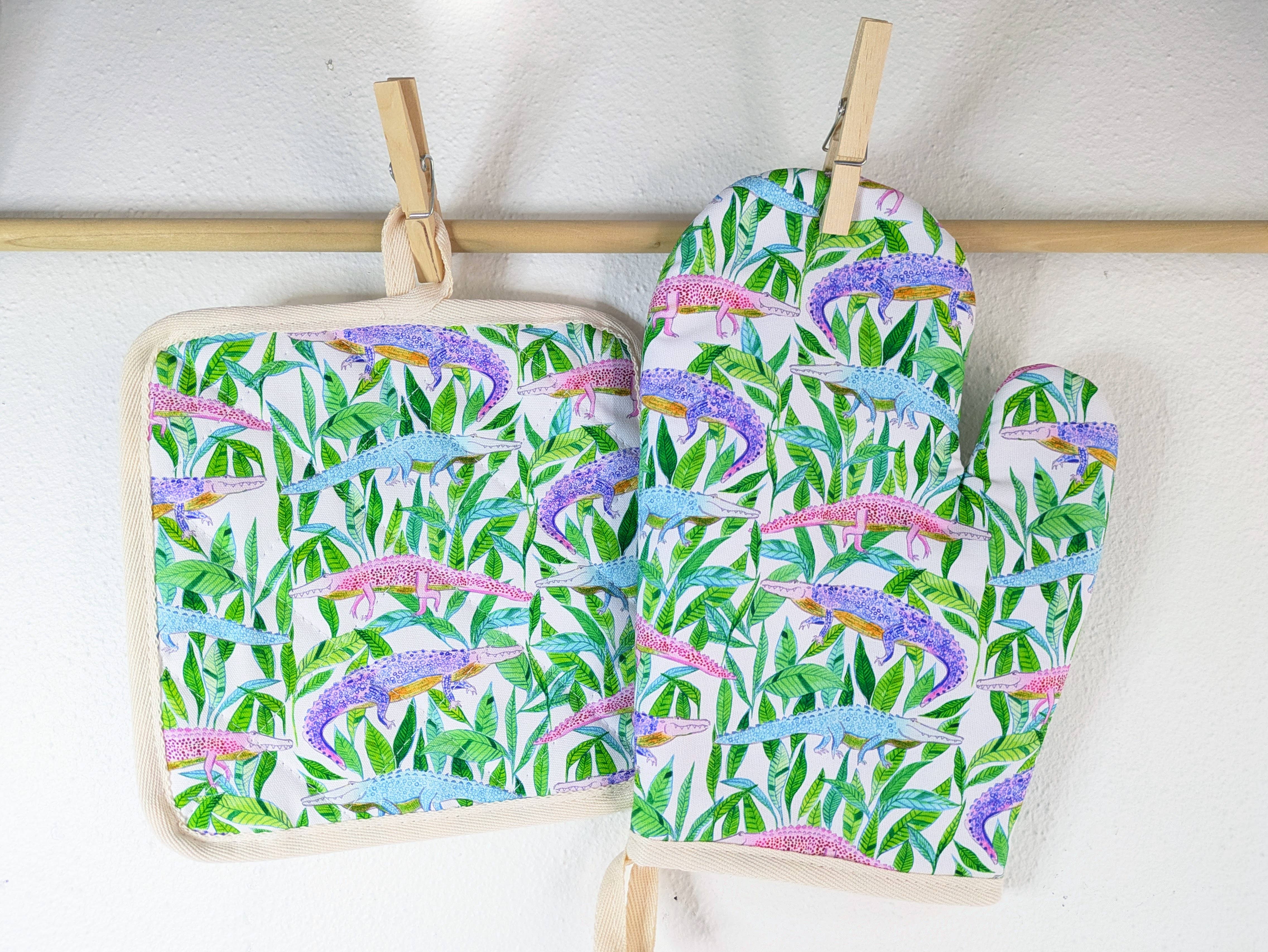 Natalie V. Mason - Wholesale Oven Mitt/Pot Holder - Oven Mitt & Pot Holder Set - Alligators (white)5